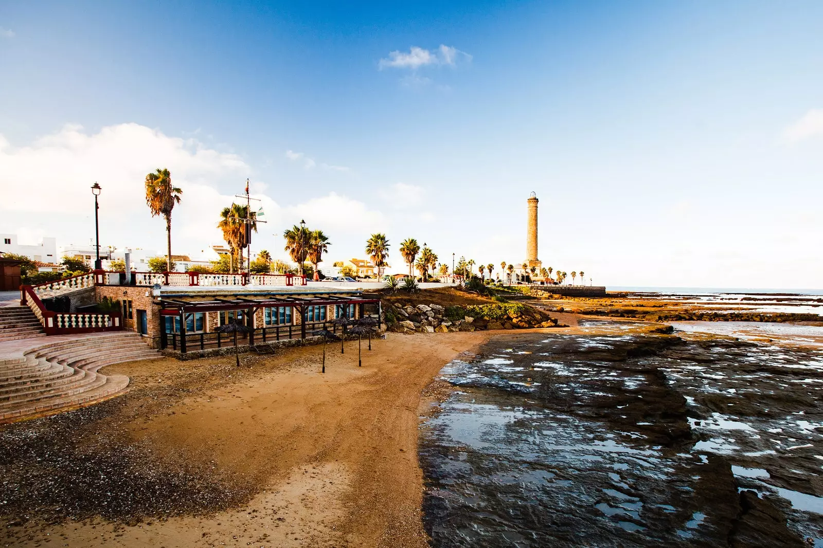 O farol e o aterro de Chipiona