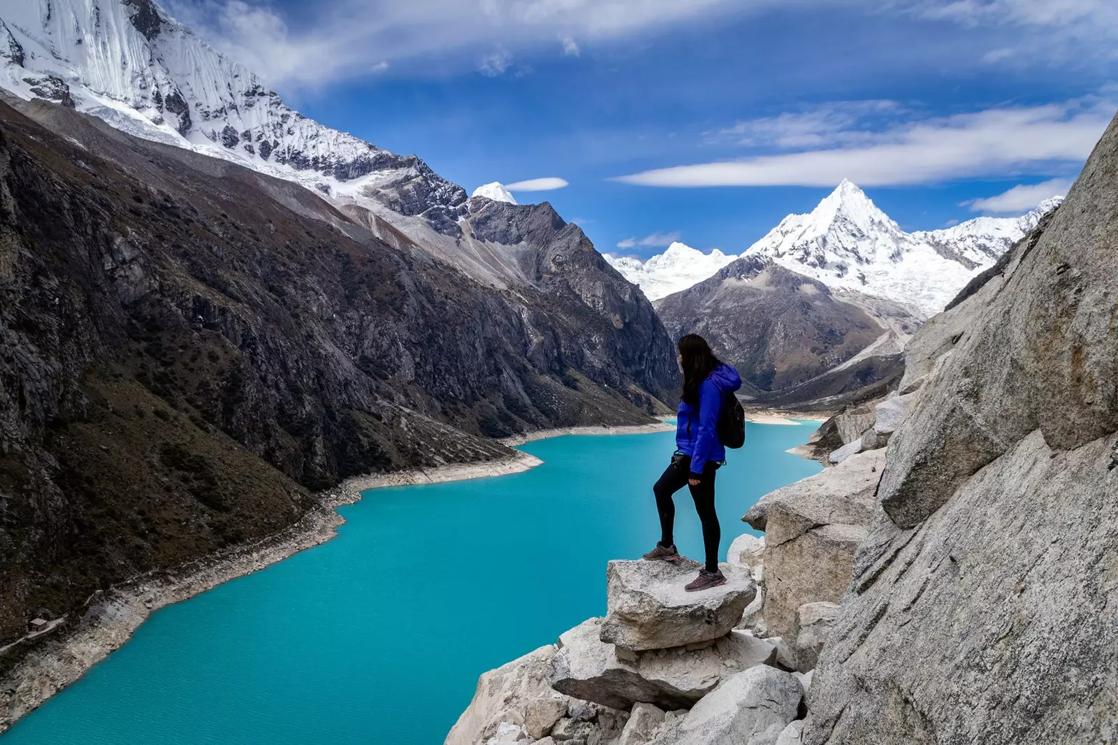 En turist, der ser på den utrolige Parón-sø i Cordillera Blanca i Peru