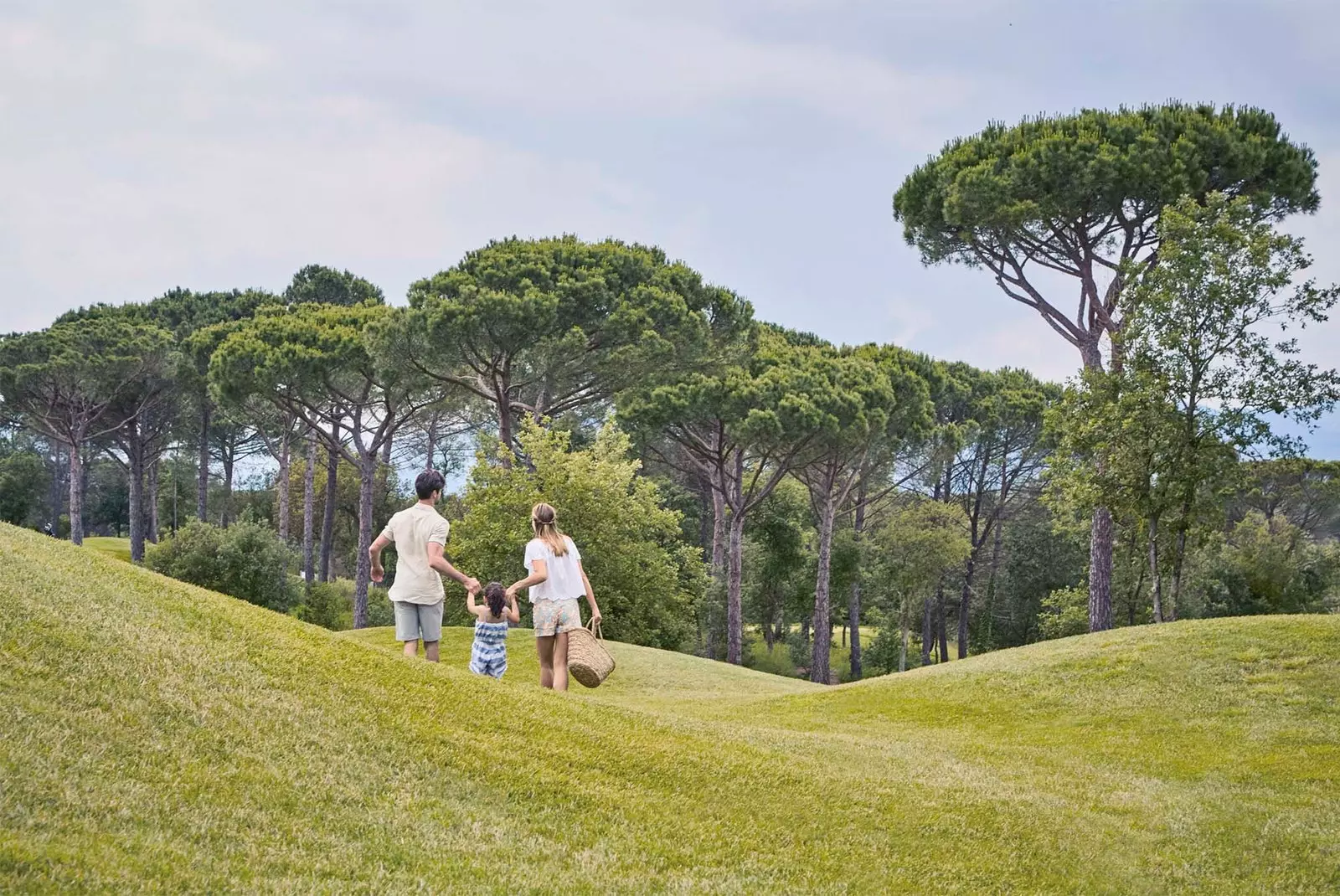 Família de trás no campo na Costa Brava