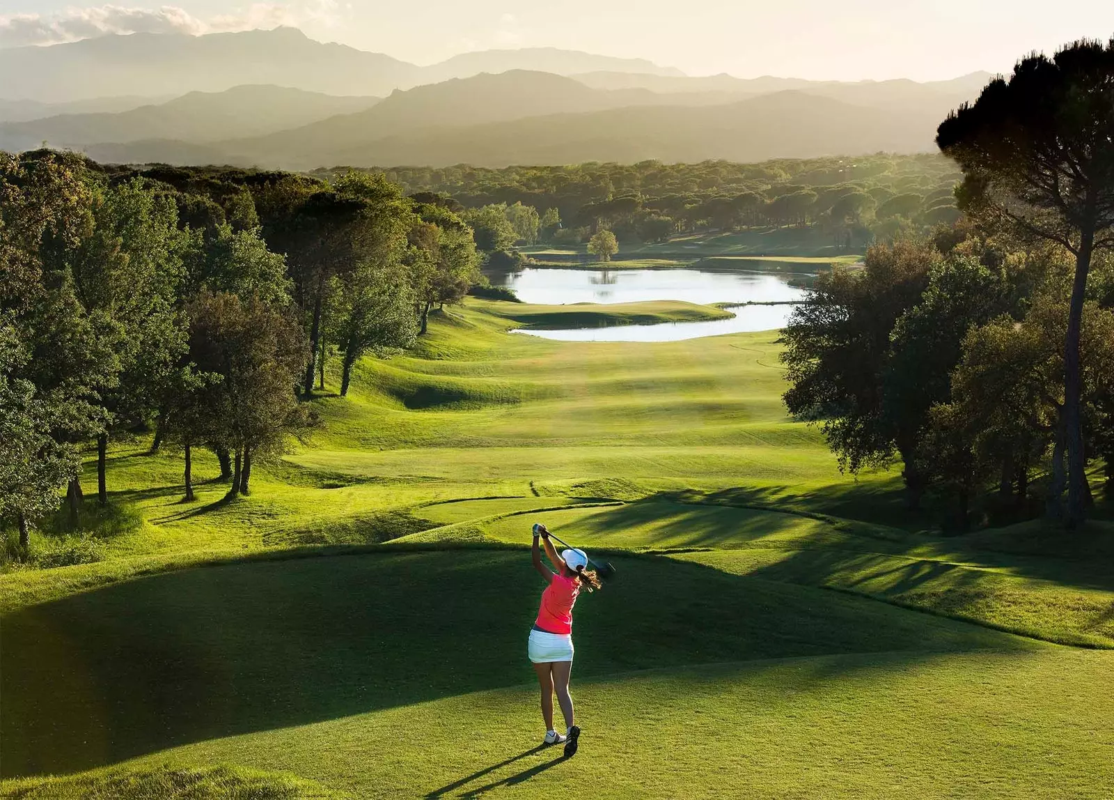 menina jogando golfe no PGA Catalunya Resort