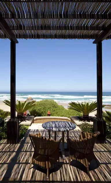 Terraço do resort Pezula, especificamente do Castelo, um edifício com três quartos que podem ser reservados por...