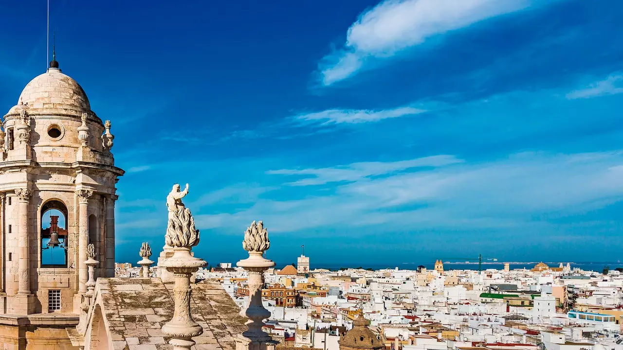 B'għajnejk fuq is-sema: ir-rotta tat-torrijiet-veduta ta' Cádiz