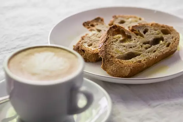 Kaffe och rostat bröd på Sana Locura