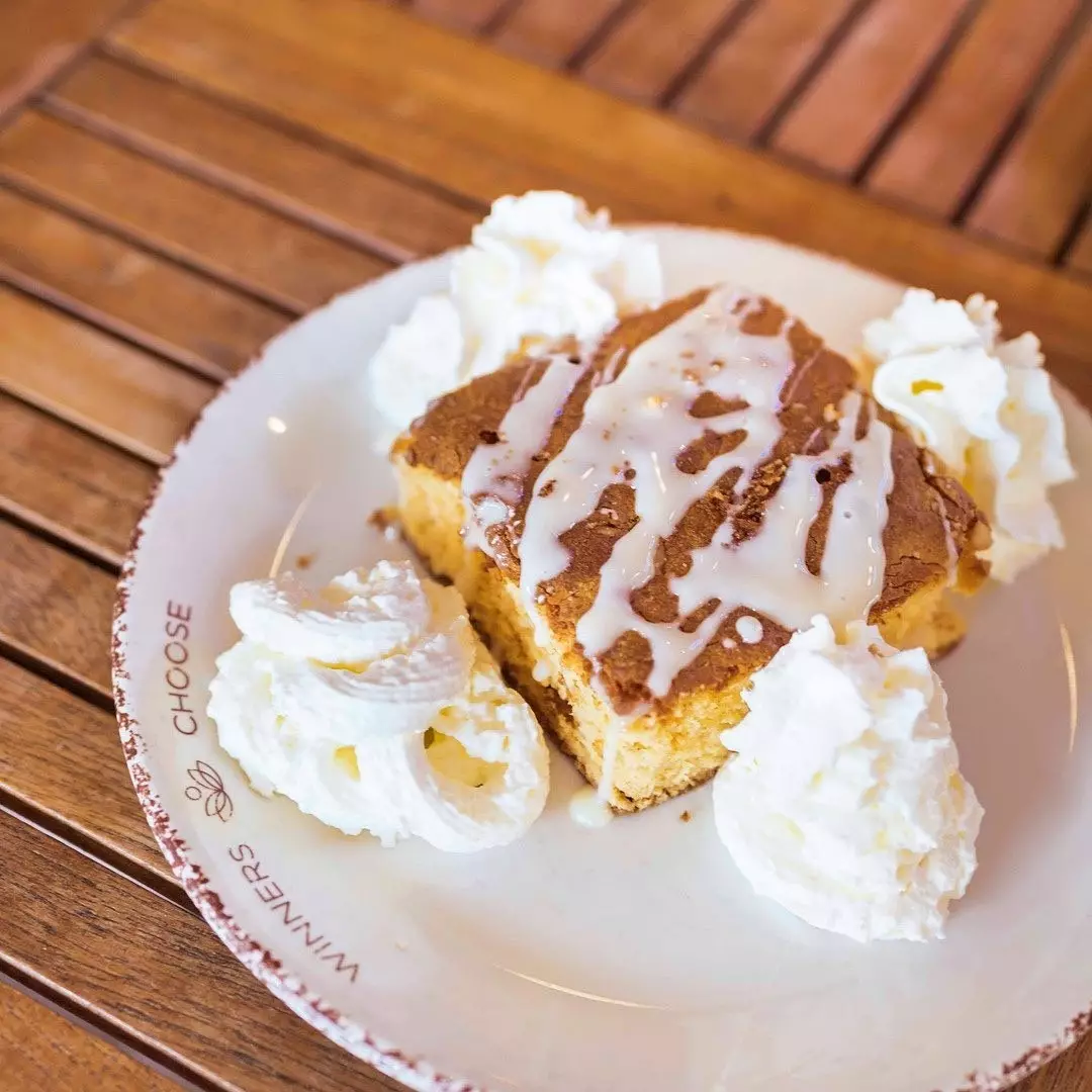 Brownie de chocolate branco com nozes de macadâmia da Celicioso