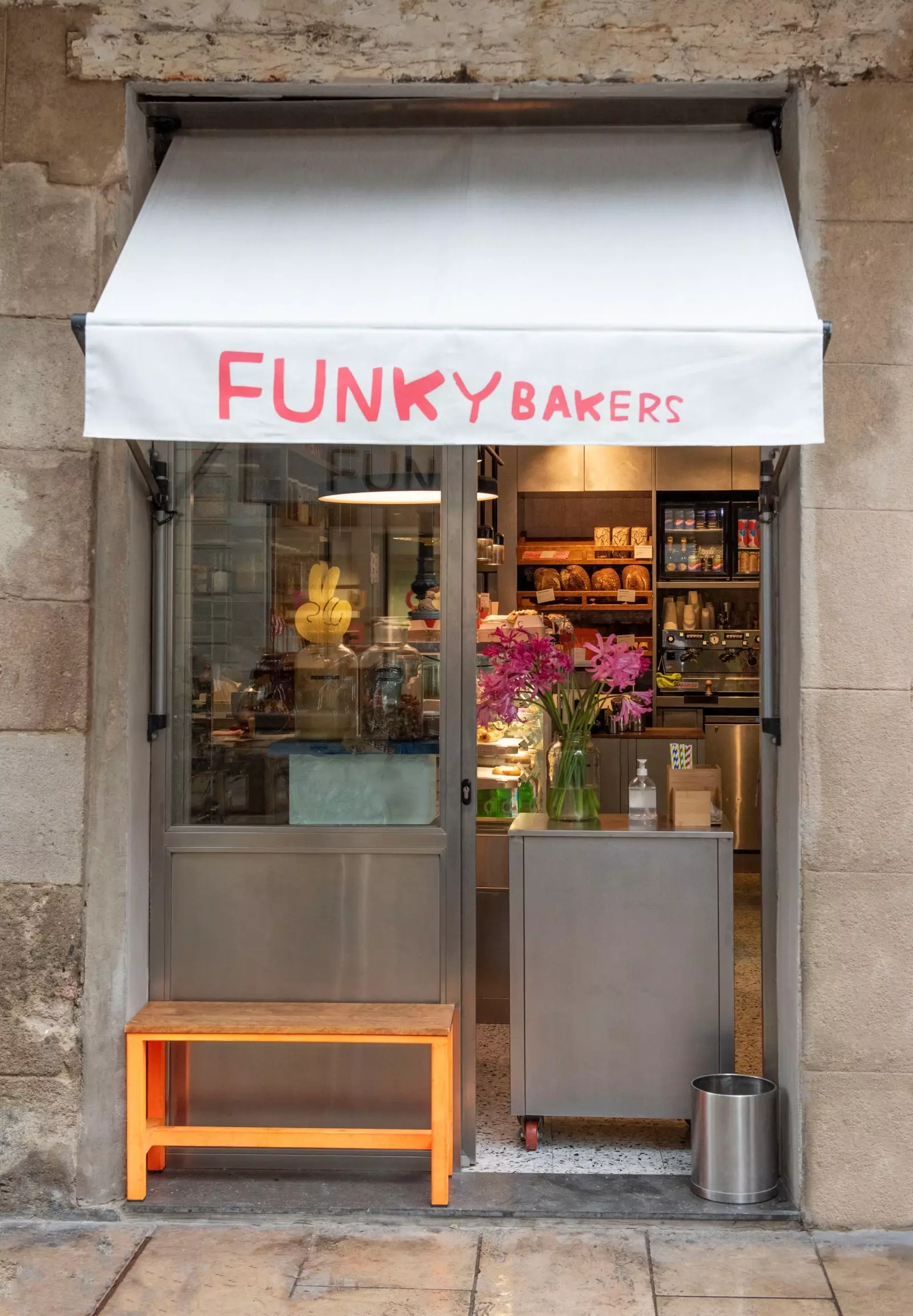 Funky Bakers ийм л сээтэгнүүр байдаг.