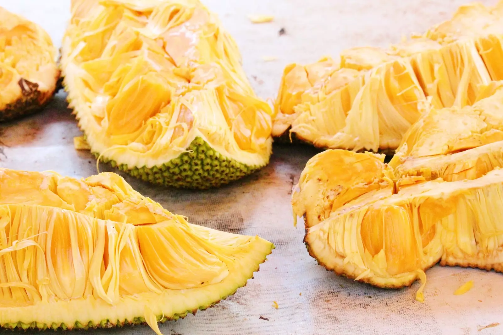 De binnenkant van de jackfruit is versnipperd vruchtvlees