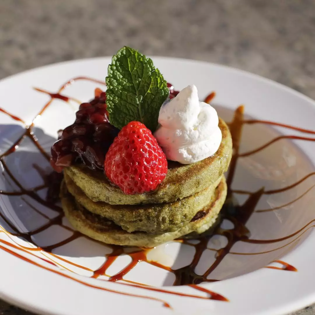 Vegánske matcha palacinky s čerstvým ovocím v Chilling Cafe.