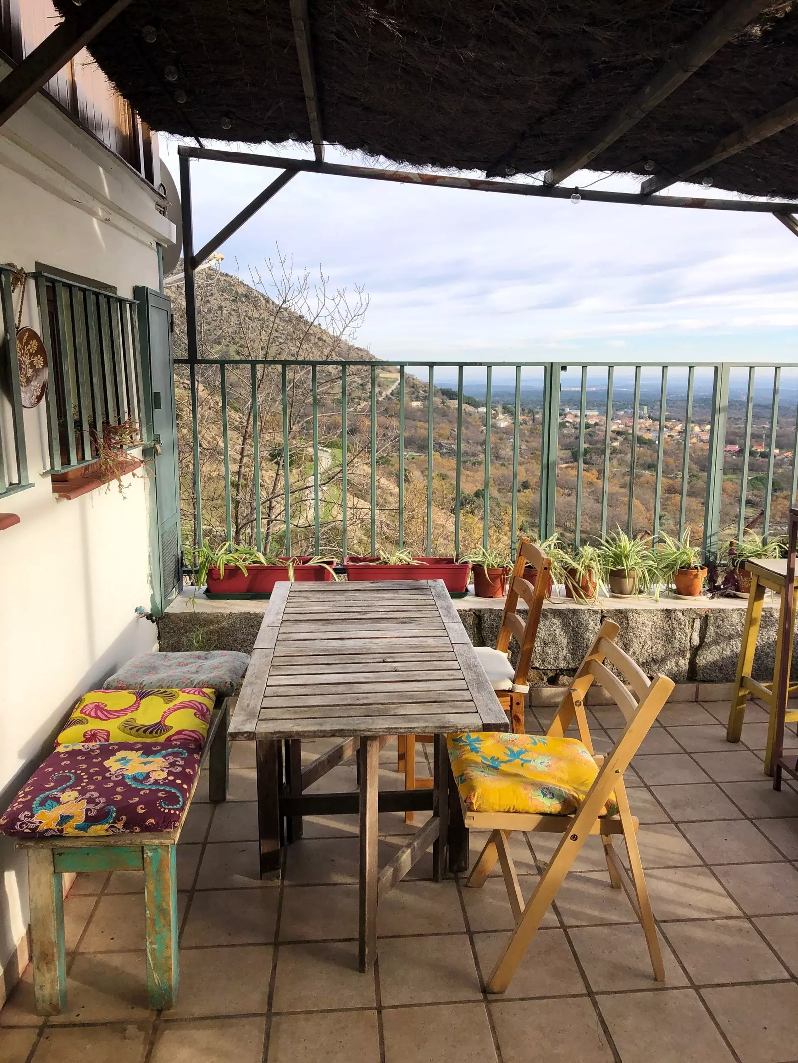 Terrass vum Cot Café mat Vue op d'Wisen vun der Sierra Oeste de Madrid.