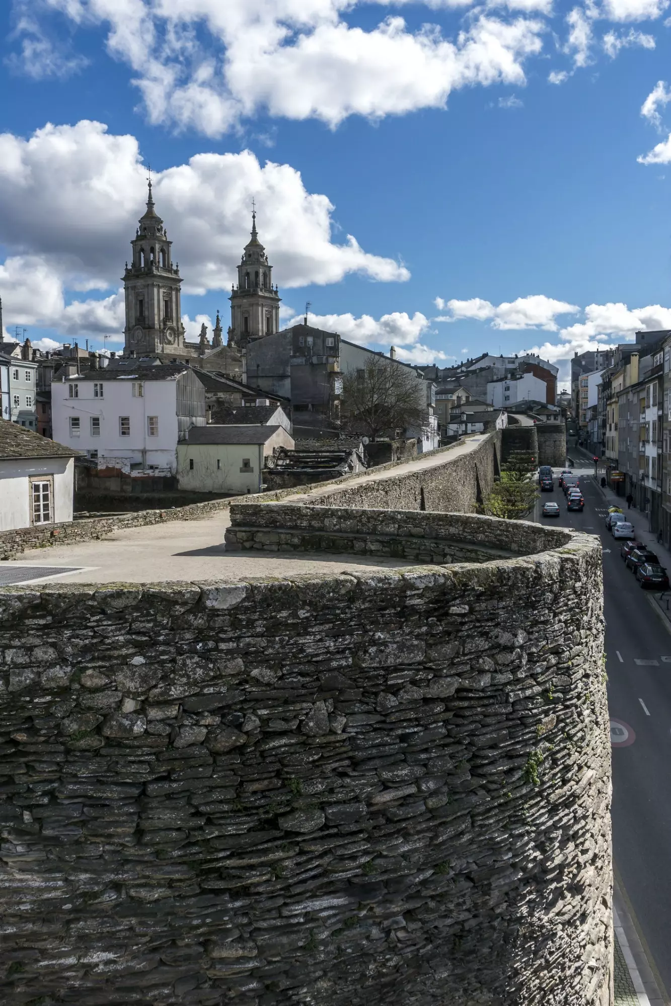 Teil der römischen Mauer mit der Kathedrale von Lugo im Hintergrund.