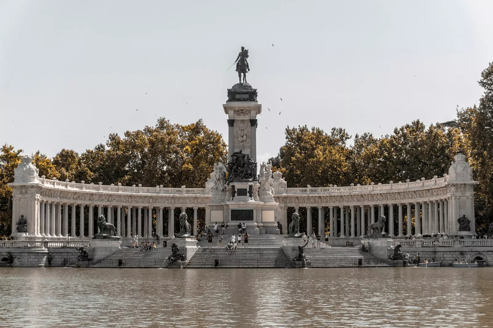 Lago do parque Retiro em Madrid