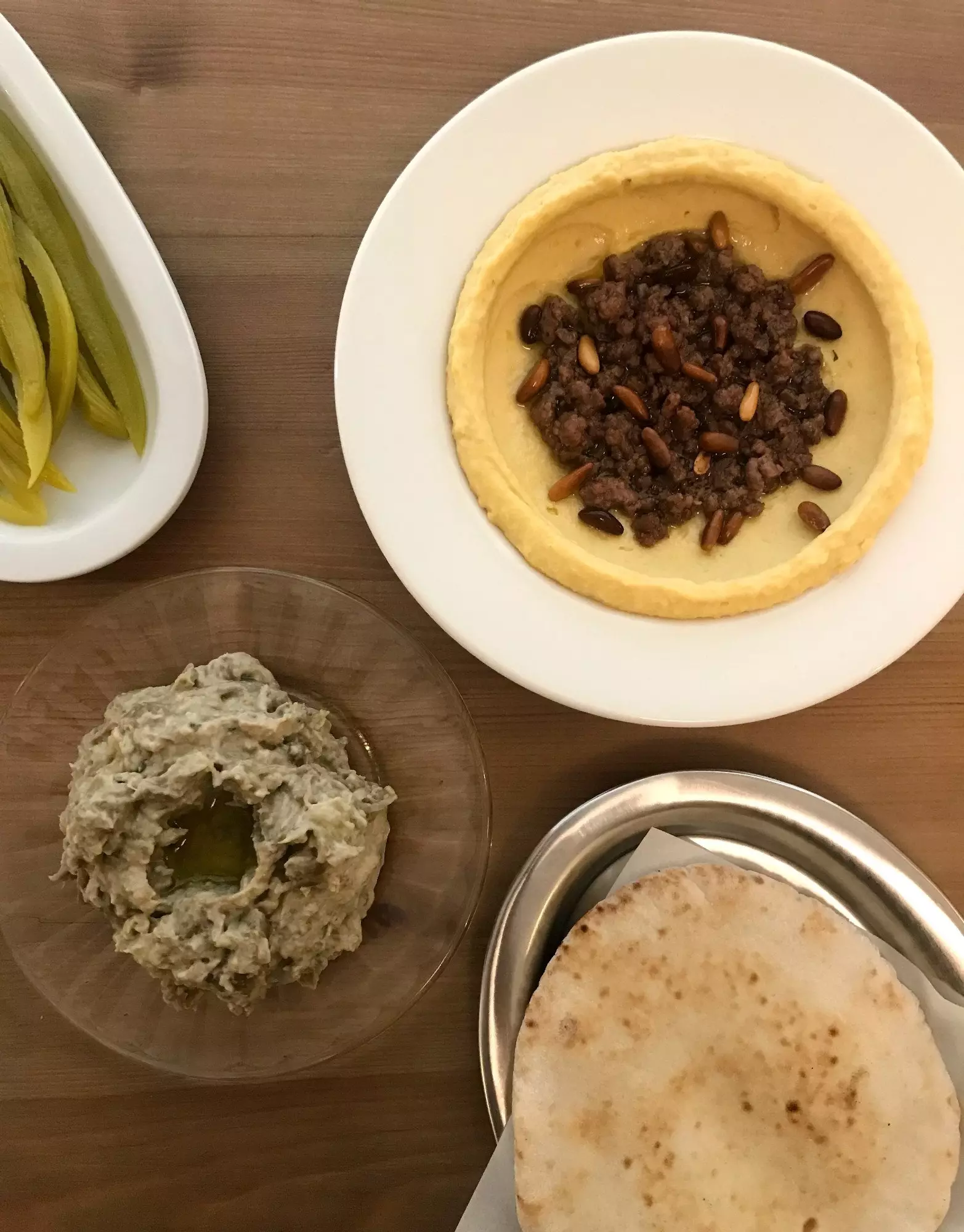 Hummus le mairteoil baba ganoush agus arán pita