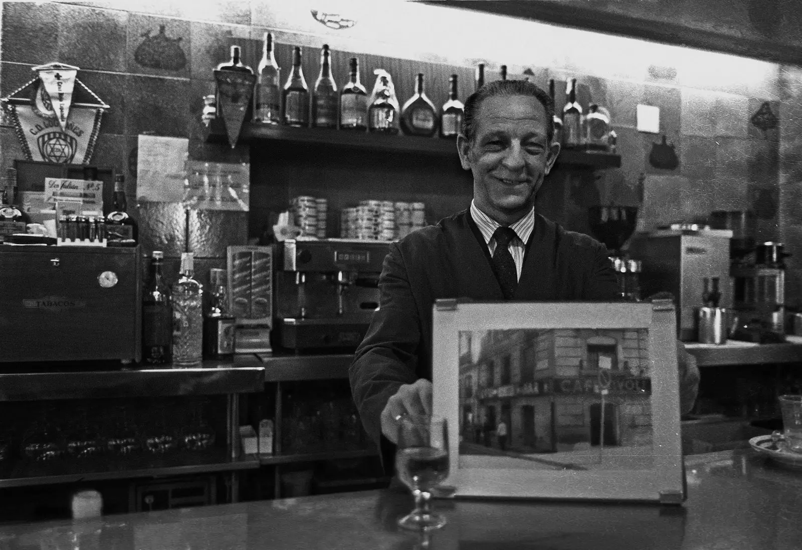 D'Buch gëtt begleet vun de wonnerschéine Biller vum Logroño-Fotojournalist Alfredo Iglesias.