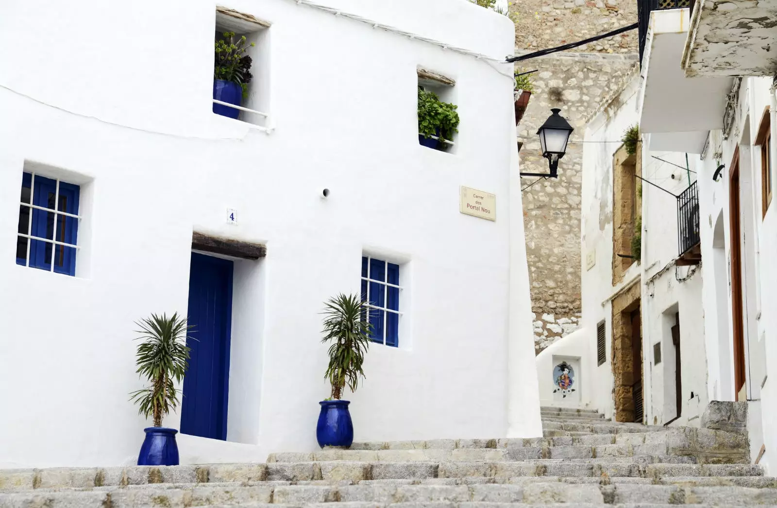 Ein Spaziergang durch die engen Gassen von Dalt Vila.