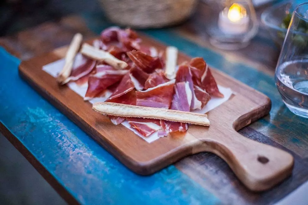 Presunto ibérico de bolota cortado à faca em Olivar de Castillejo