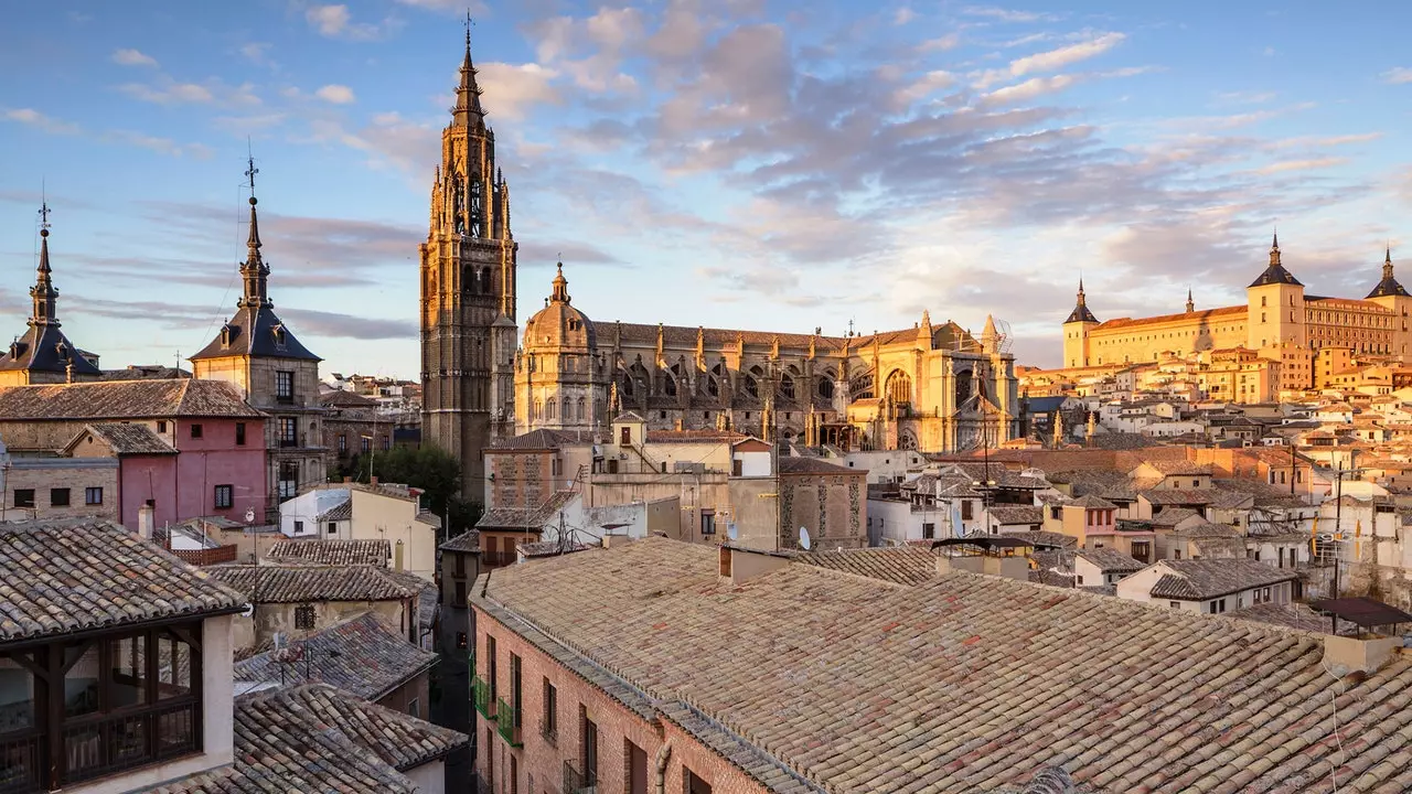 Toledo beo: na bealaí chun siúl trína sráideanna ón tolg