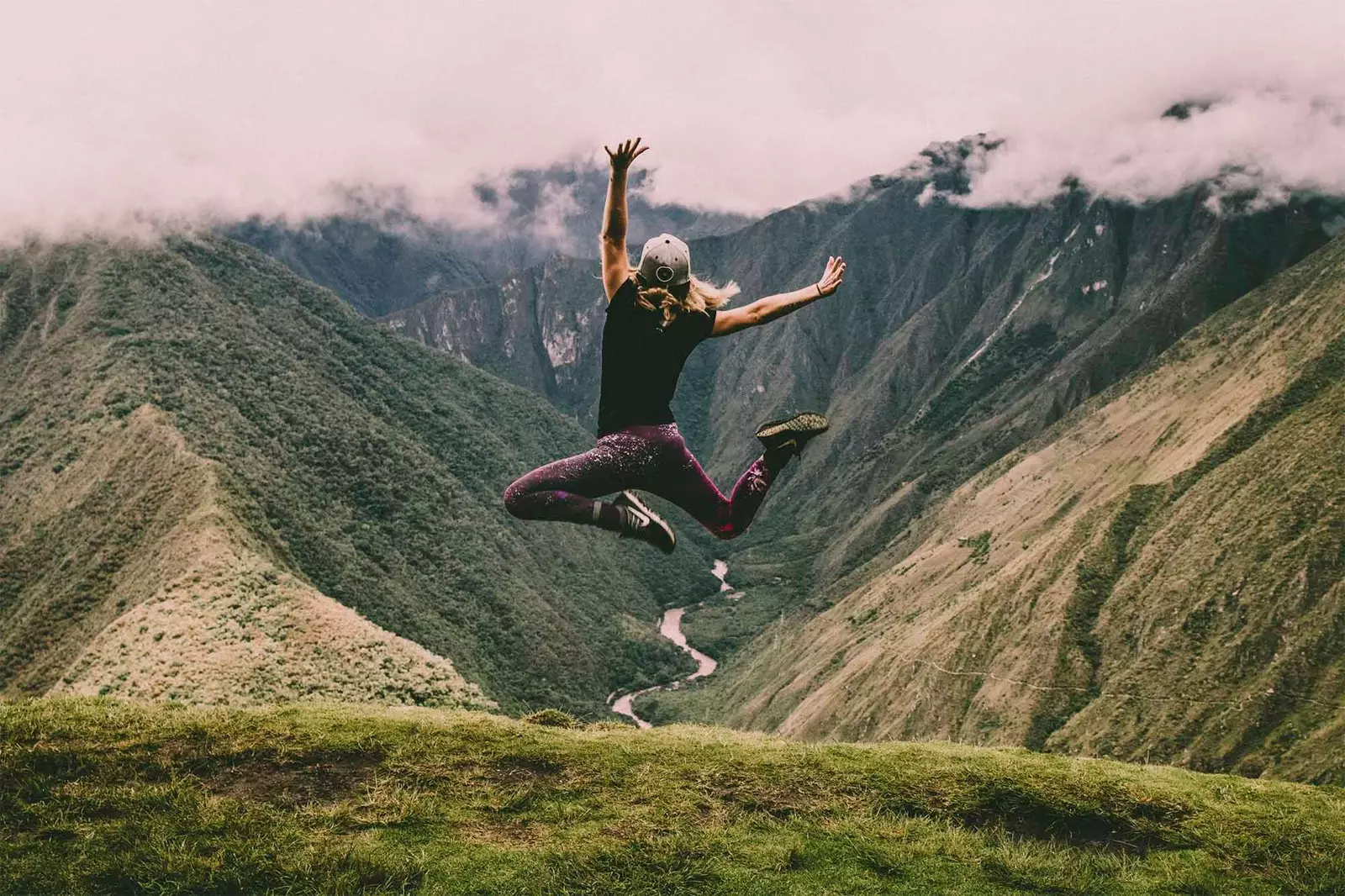 gadis melompat di punggungnya di gunung