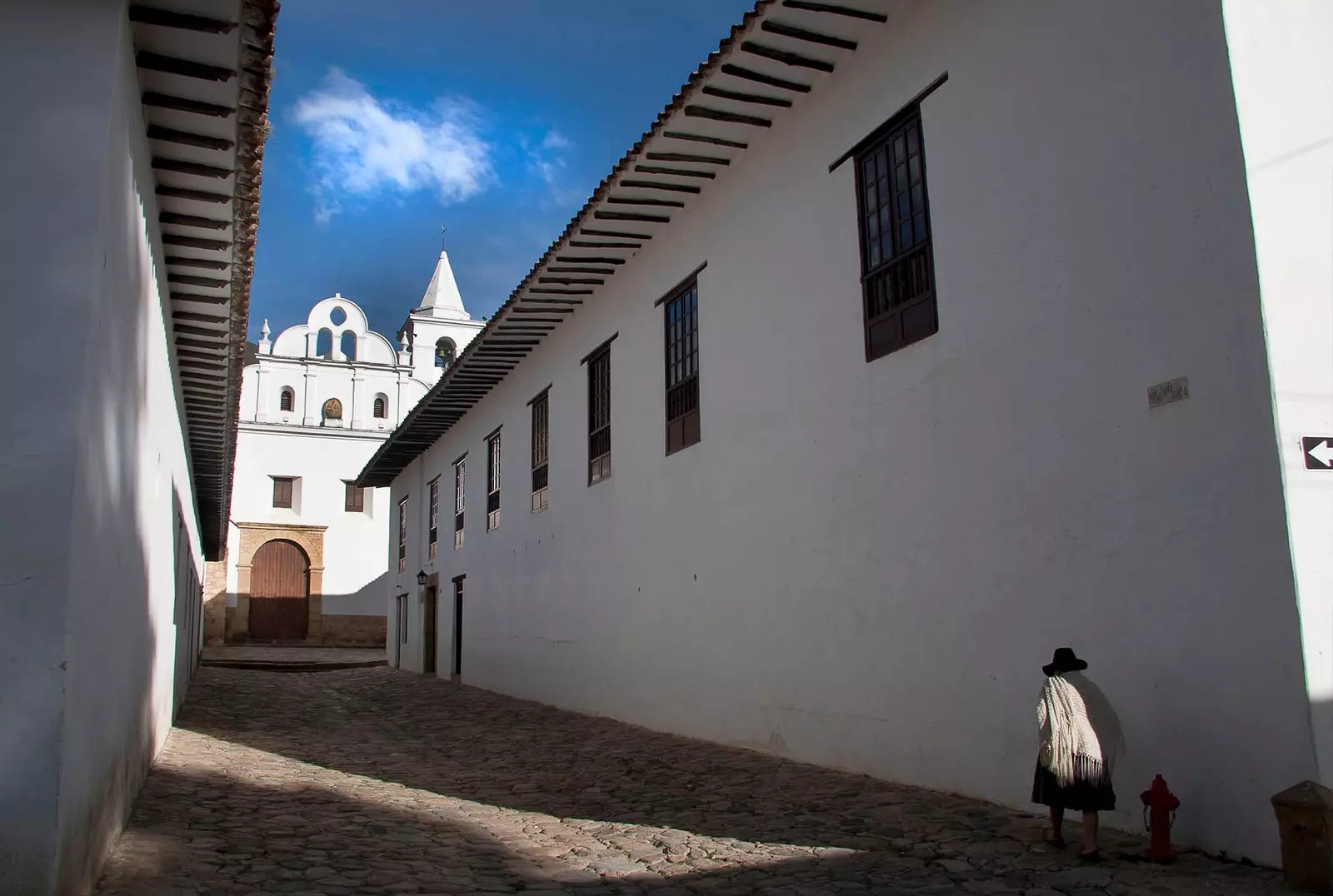 वह सड़क जो Villa de Leyva . में कार्मेलिटास डेस्कलज़ास कॉन्वेंट की ओर जाती है