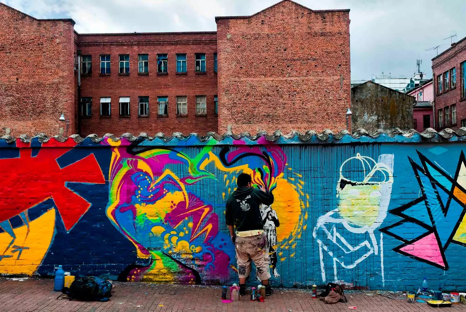 anak laki-laki melukis grafiti di bogota