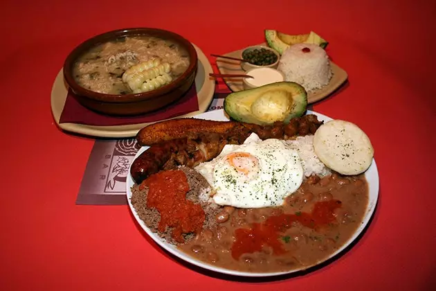 Ajiaco- und Paisa-Tablett im Rochela Café