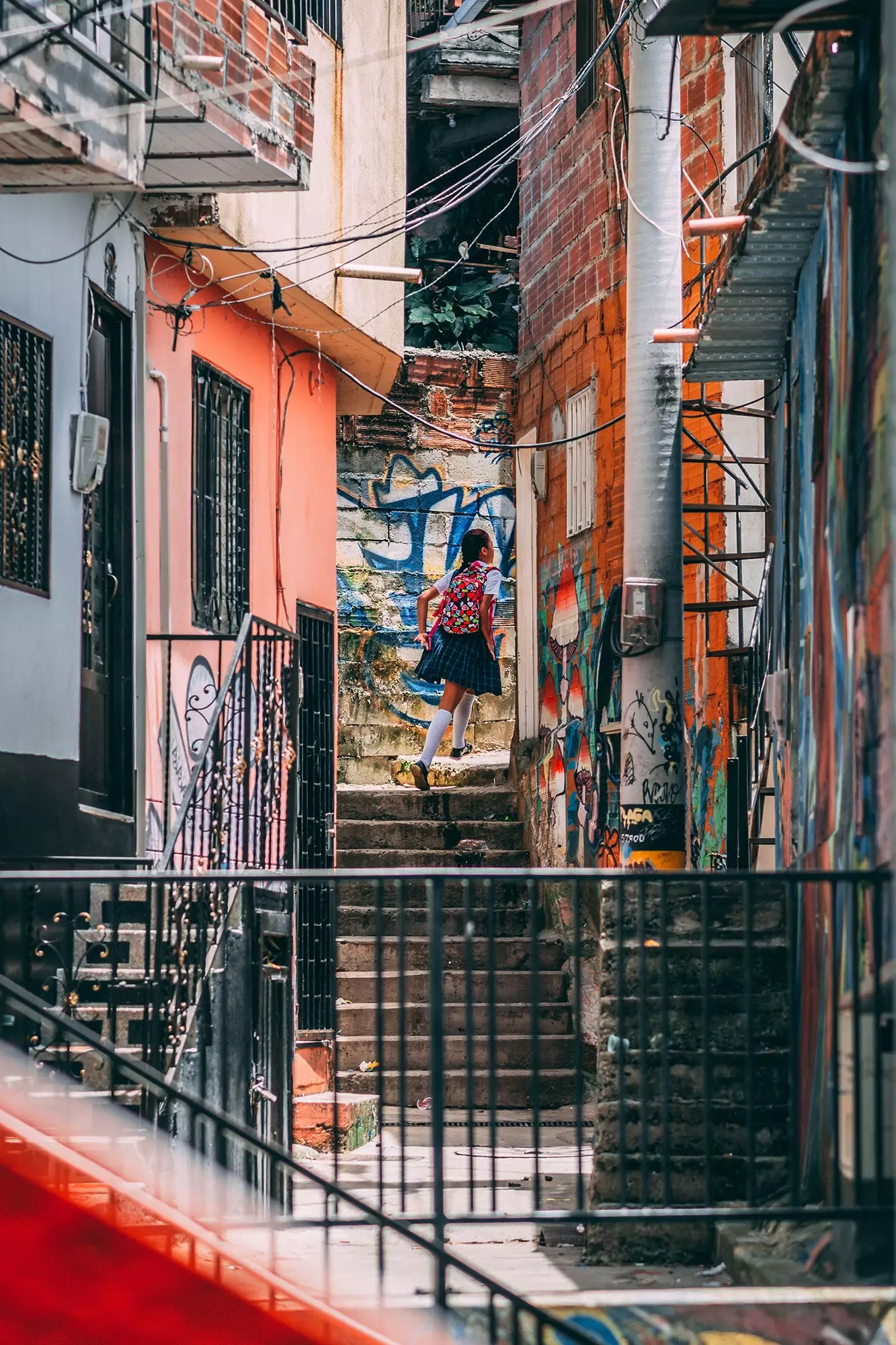 Fille dans les rues de Medellin