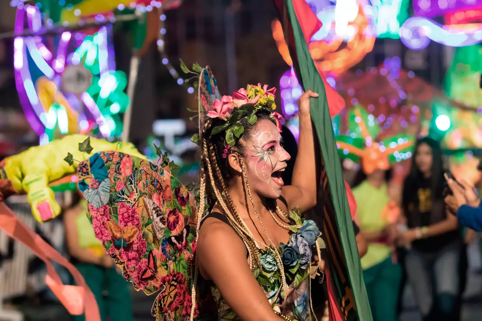 Una dona durant la tradicional desfilada de mites i llegendes