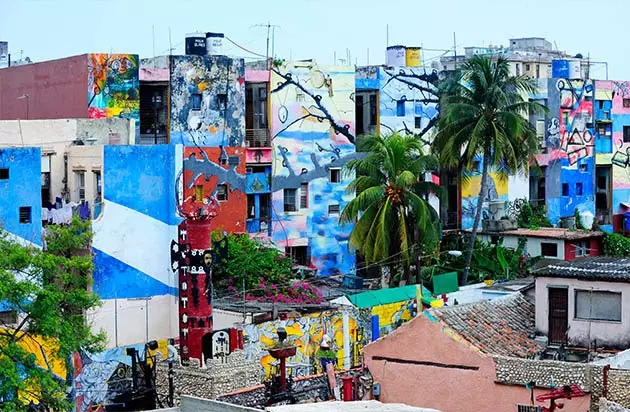 O colorido e vibrante Callejón de Hamel