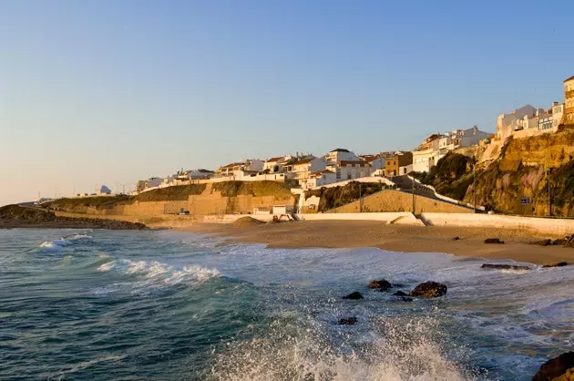 Ó Ericeira go Santa Cruz an Mecca Surfála