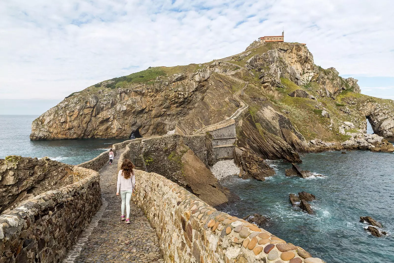 الصعود إلى San Juan de Gaztelugatxe عمل مثير للحكة