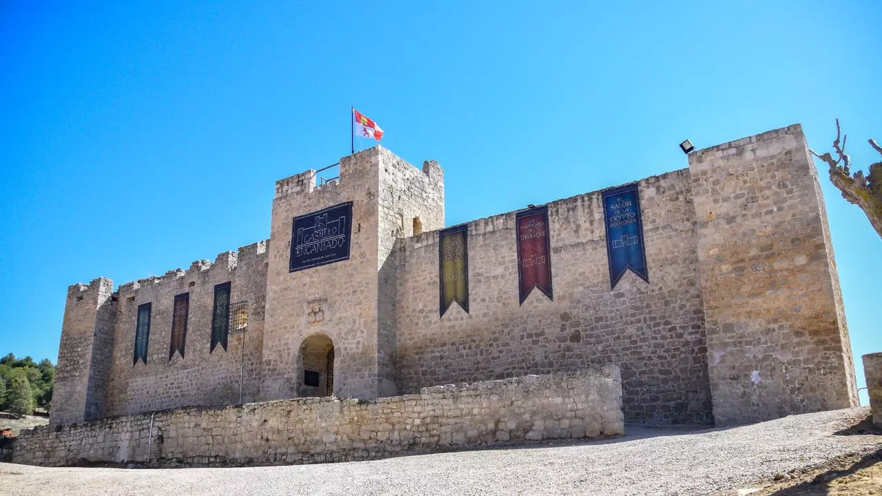 Ve Španělsku je skutečný strašidelný hrad (a můžete ho navštívit)