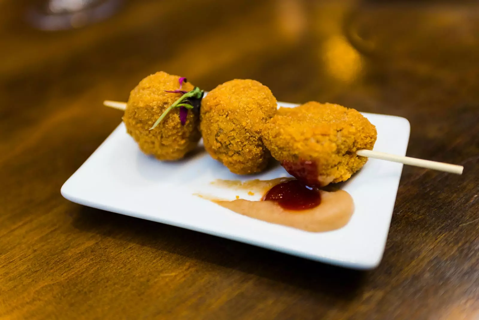 Kroket cendawan dalam Laurel.