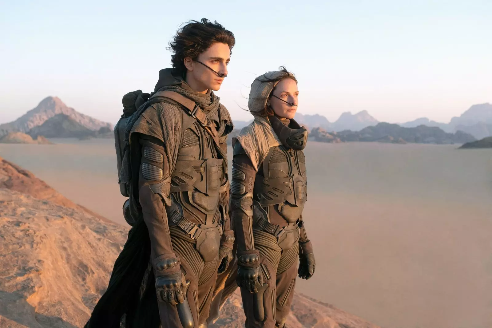 Thimothe Chalamet i Rebecca Ferguson na Arrakis.