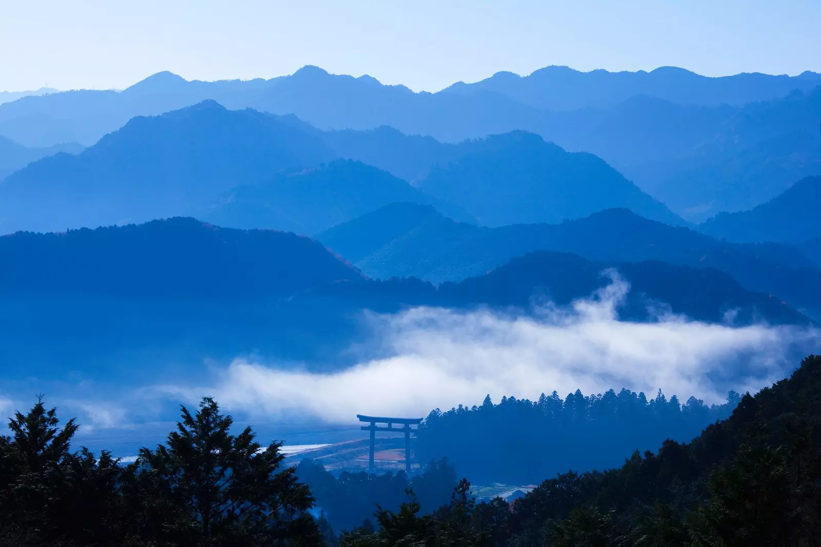 Hatenashi-Gebirge von Nebel bedeckt