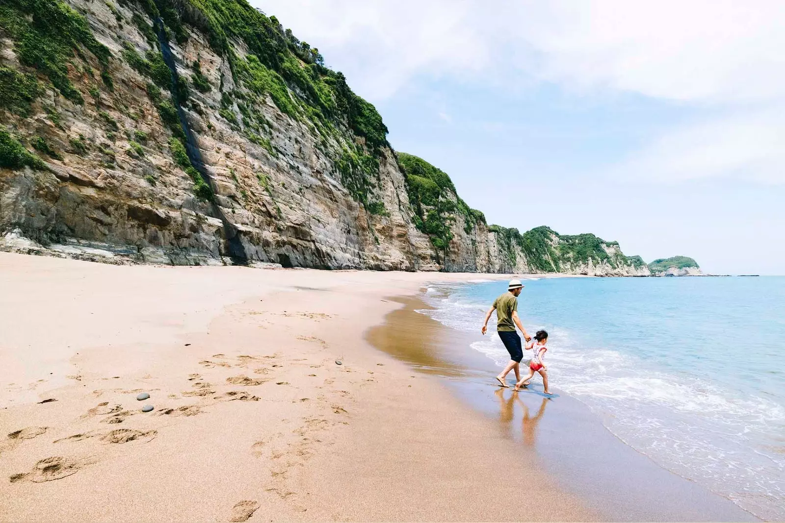 padre e figlia sulla spiaggia