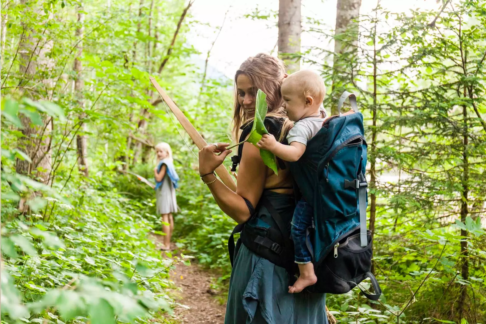 mamma con un bambino nello zaino