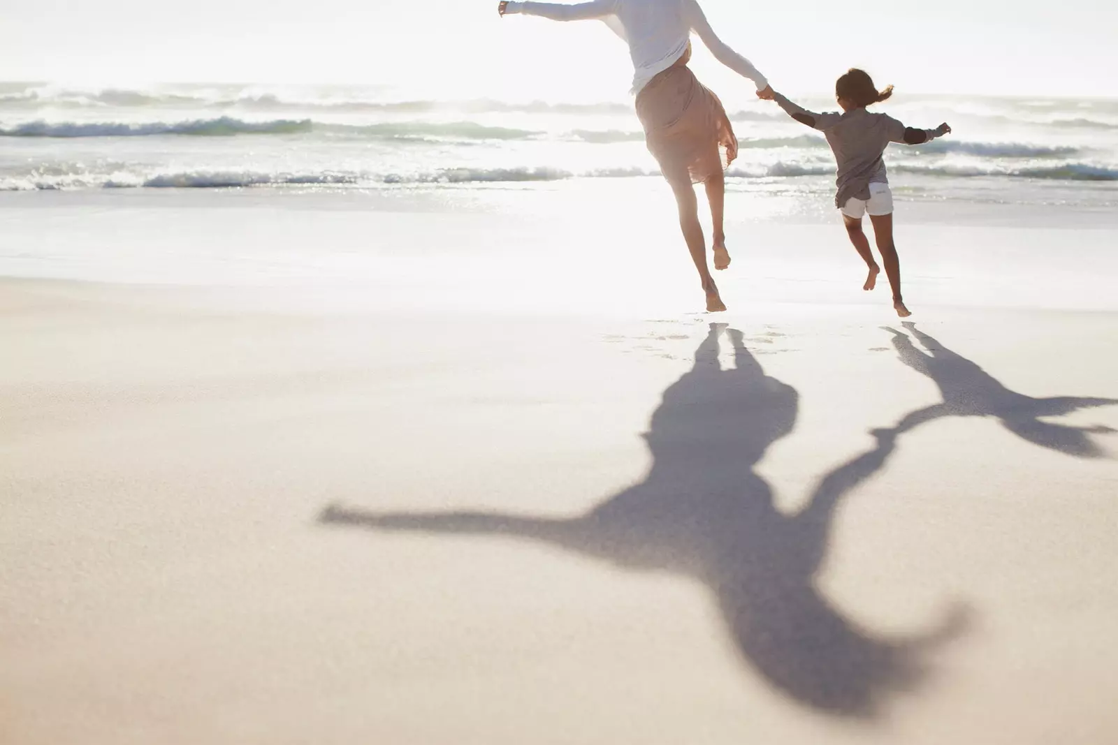 ibu dengan anak di pantai