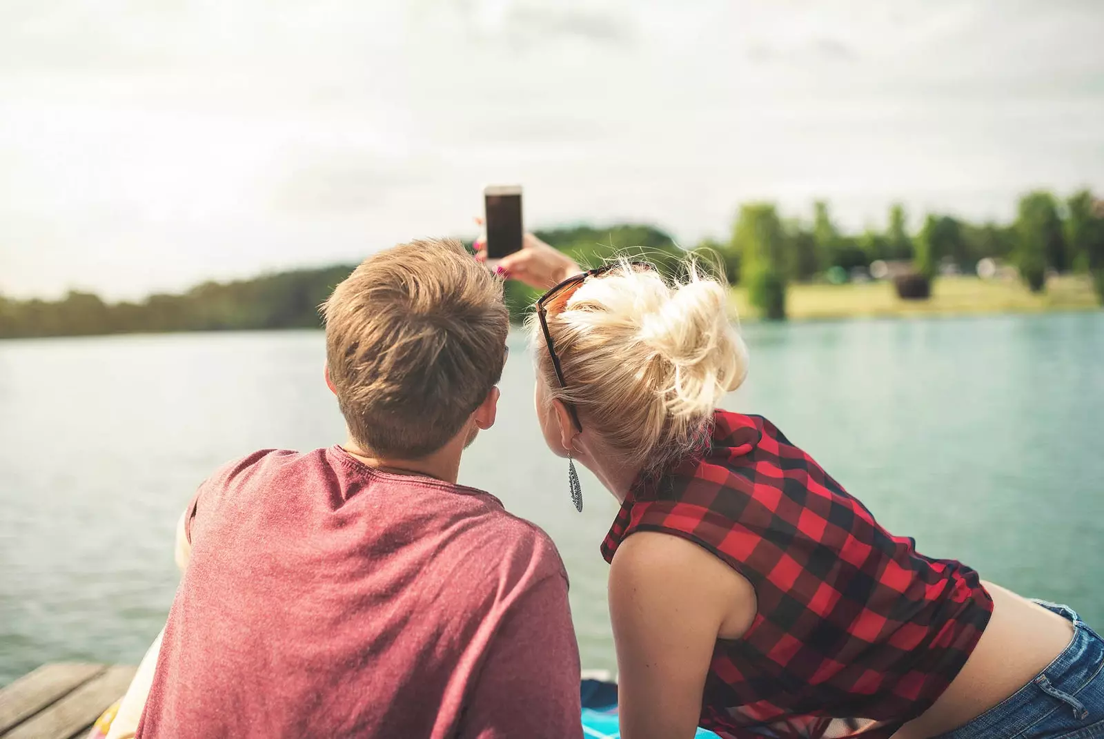 couple prenant un selfie