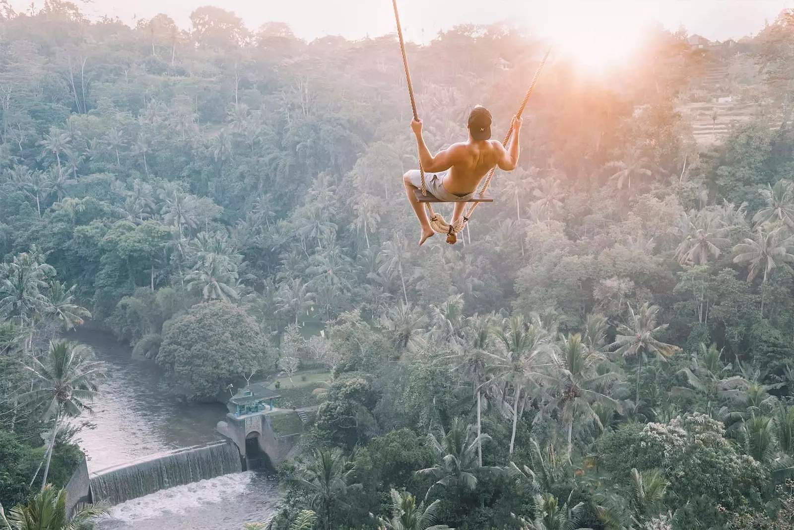 anak laki-laki di ayunan di atas hutan