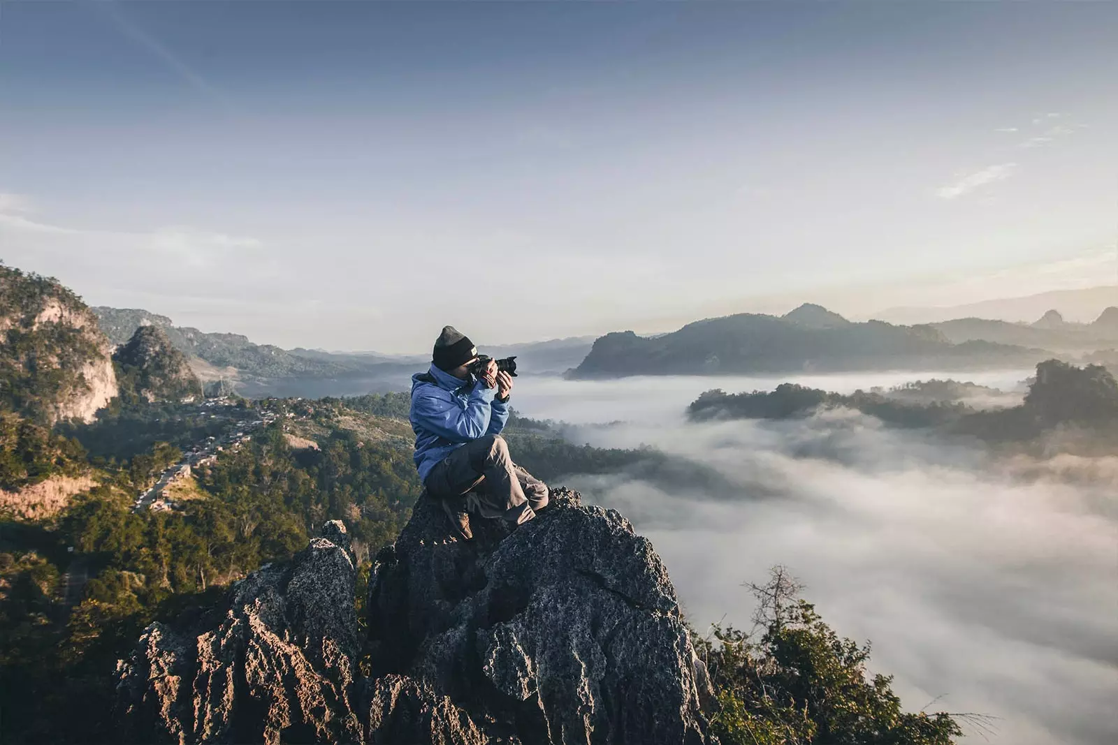 Junge fotografiert oben auf dem Berg