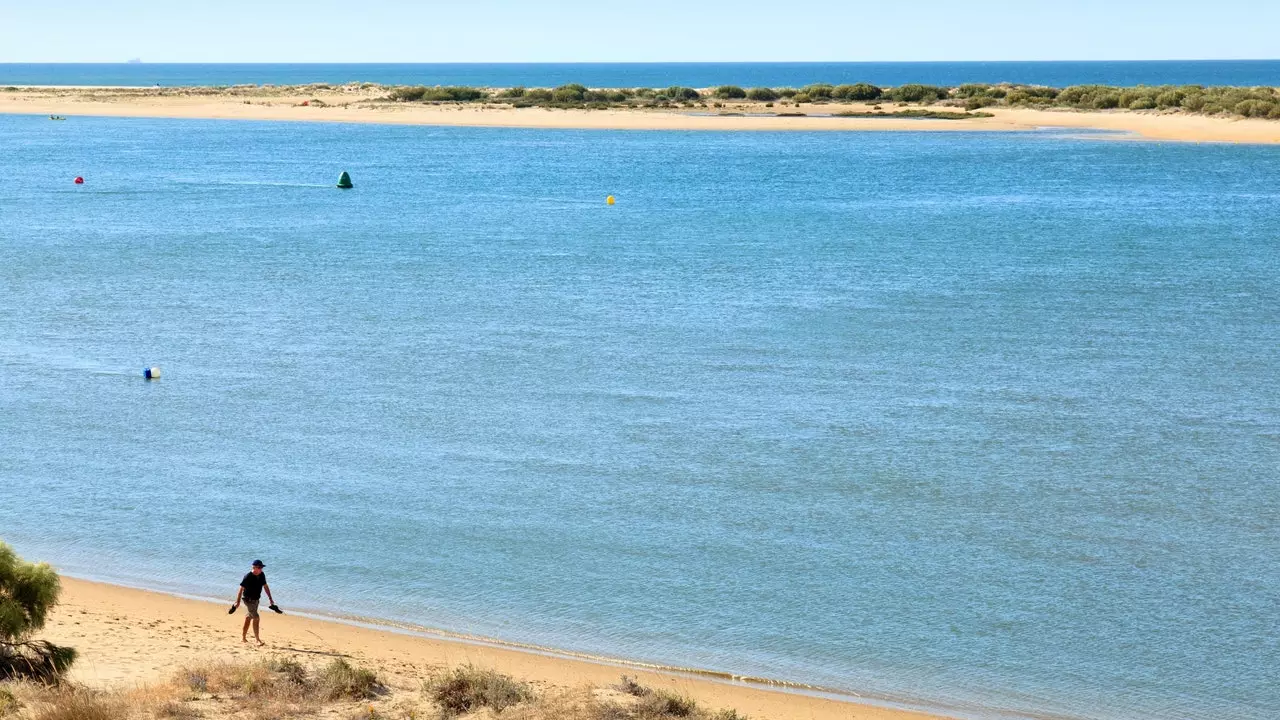 El Rompido, Costa de la Luz'daki en vahşi plajlardan birini gizleyen Huelva'daki kasaba