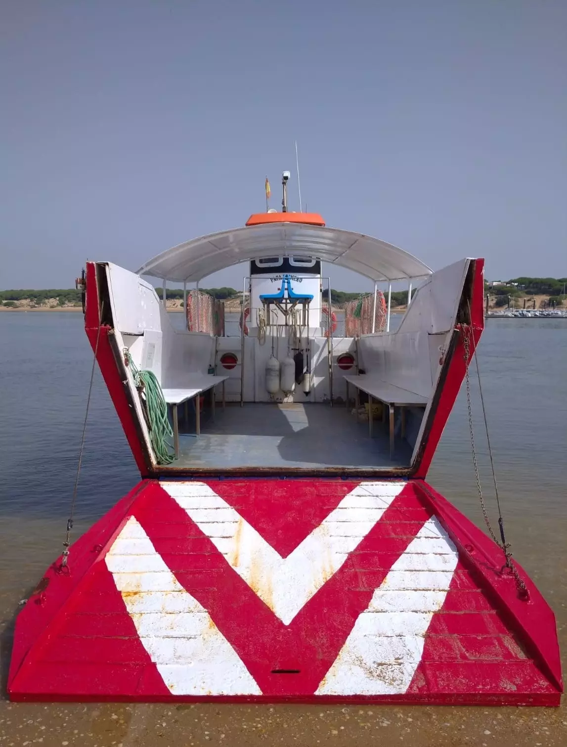 Eines der Boote, das den Fluss Piedras zur Flecha de El Rompido überquert.