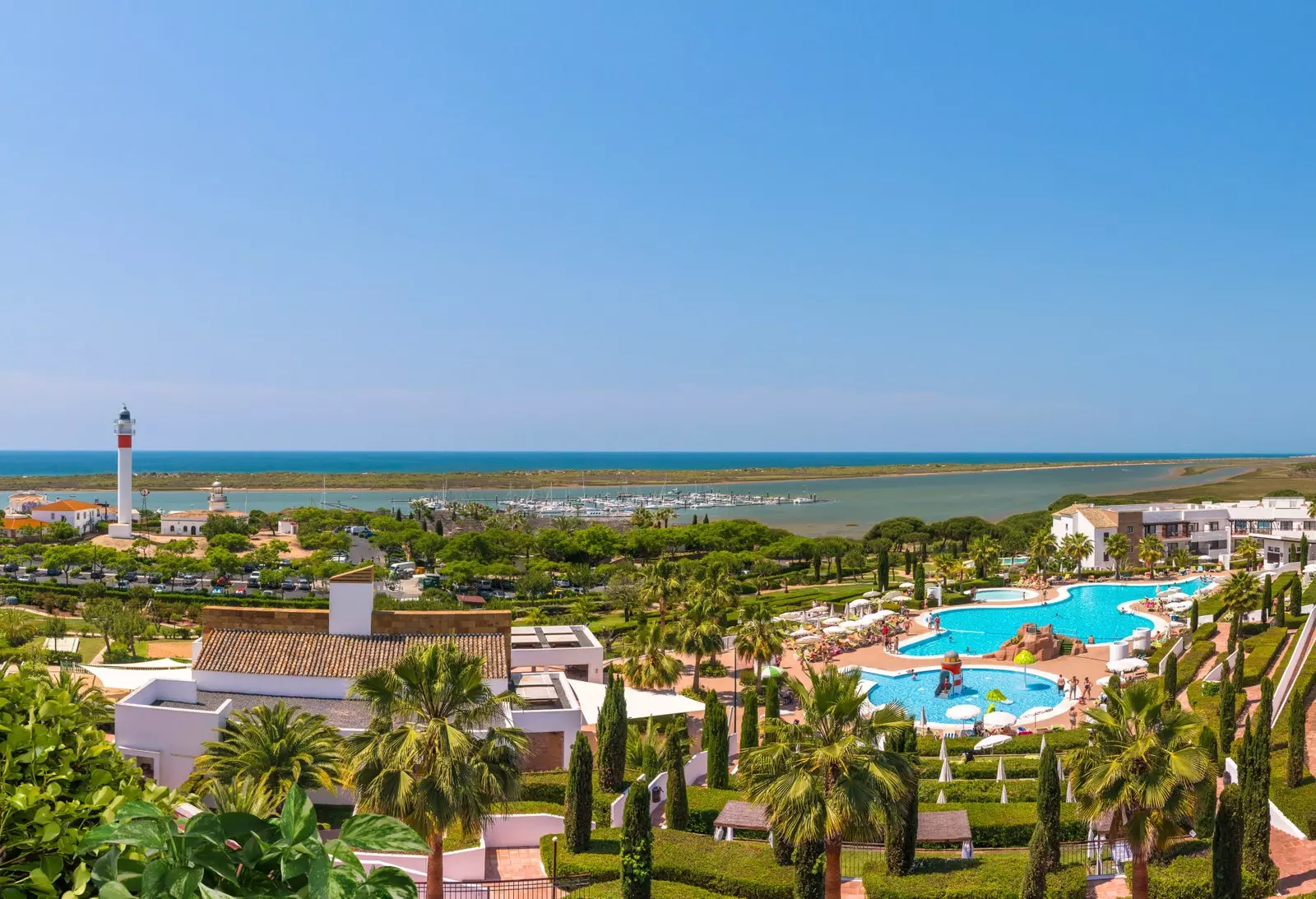 Gärten und Swimmingpool des Hotels Fuerte El Rompido.