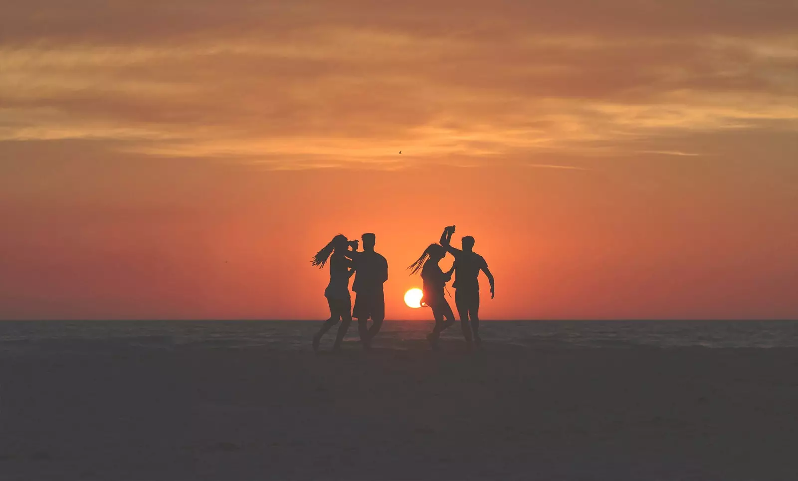 dansende strandsolnedgang