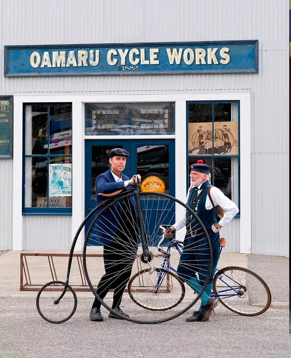 du vyrai su senoviniais dviračiais Oamaru