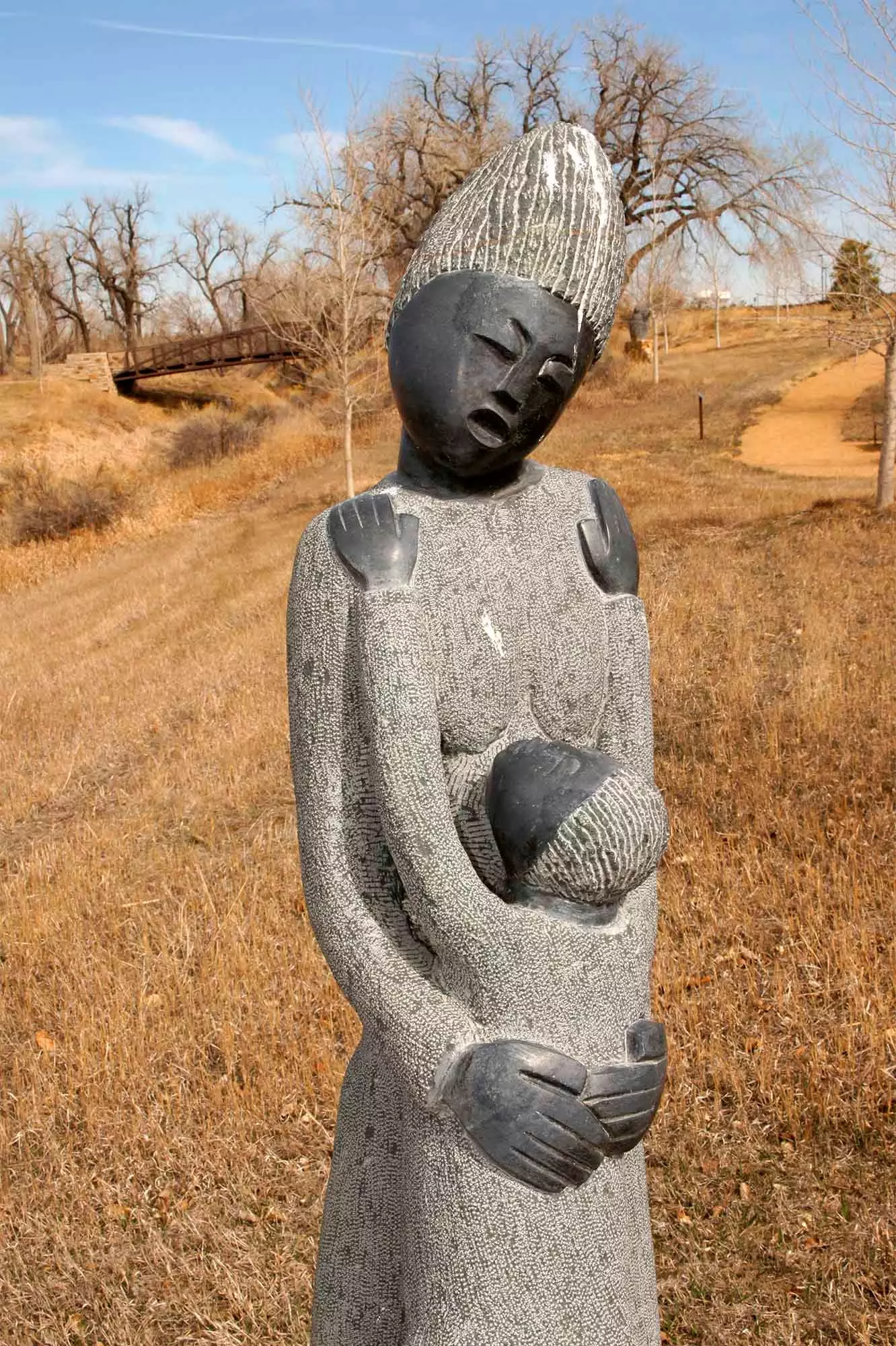 Una delle sculture d'arte Shona nel Centerra Park che mostra una madre con suo figlio