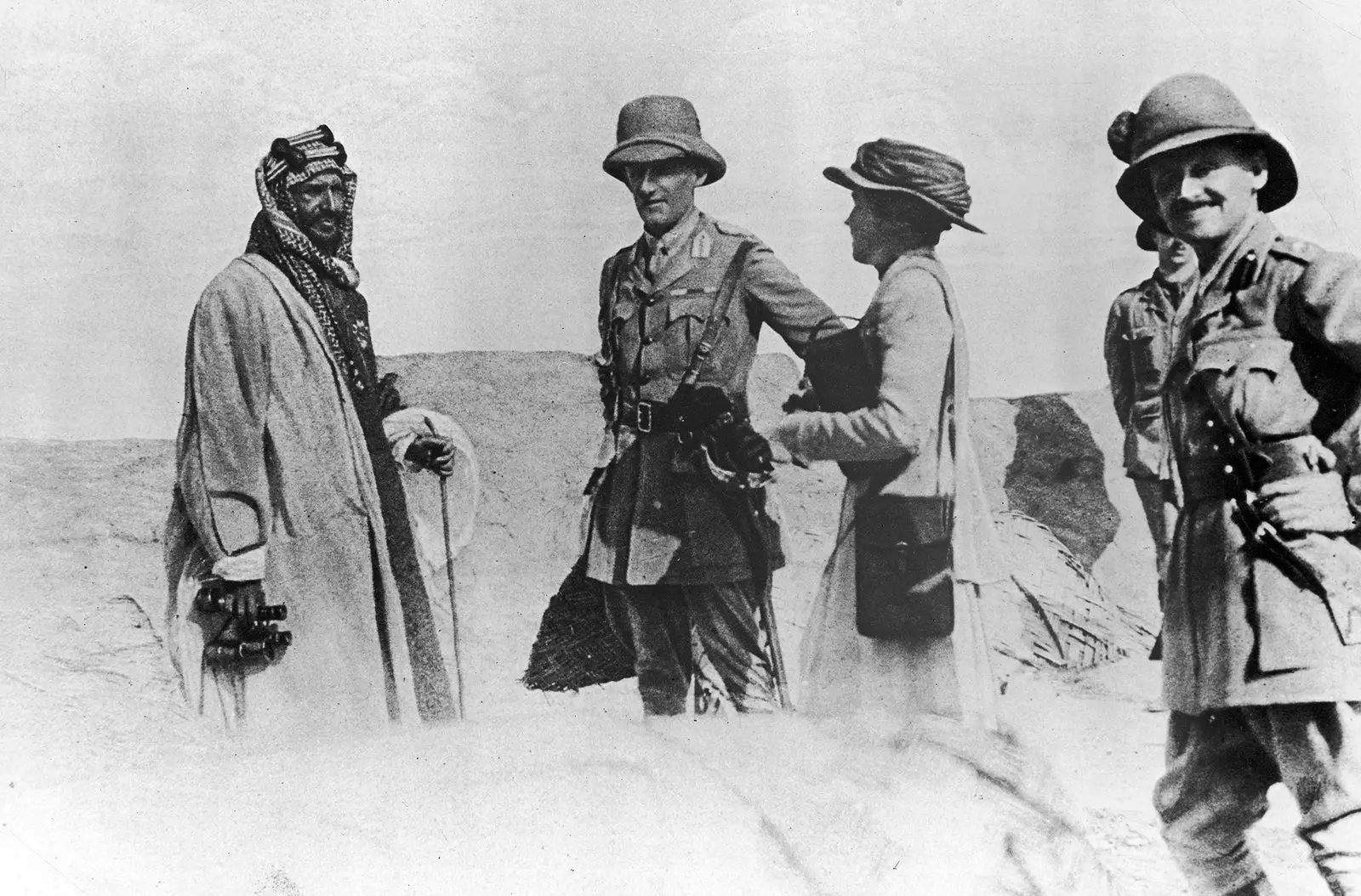 Gertrude Bell reste hon bara med sina silverbestick och sina linnedukar