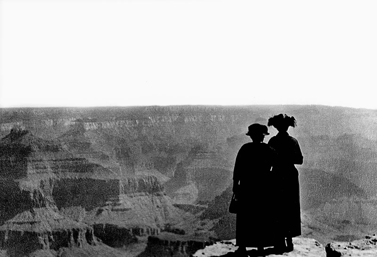 ကော်လိုရာဒိုရှိ Grand Canyon တွင် Victorian အမျိုးသမီးများ