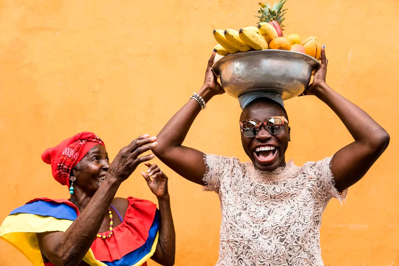 Jessica Nabongo i Colombia med bananer på huvudet