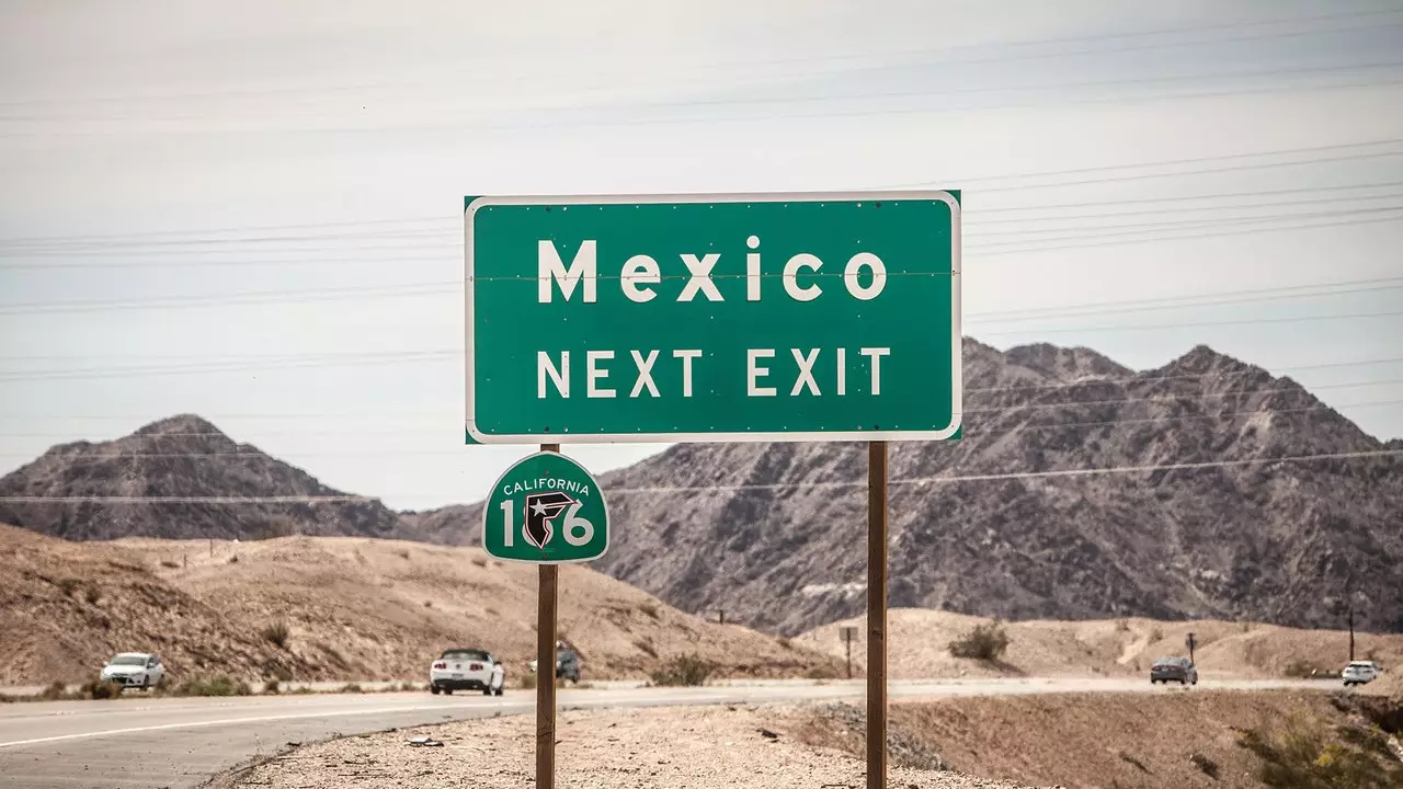 これはメキシコとカリフォルニアの国境に沿って走る高速道路です