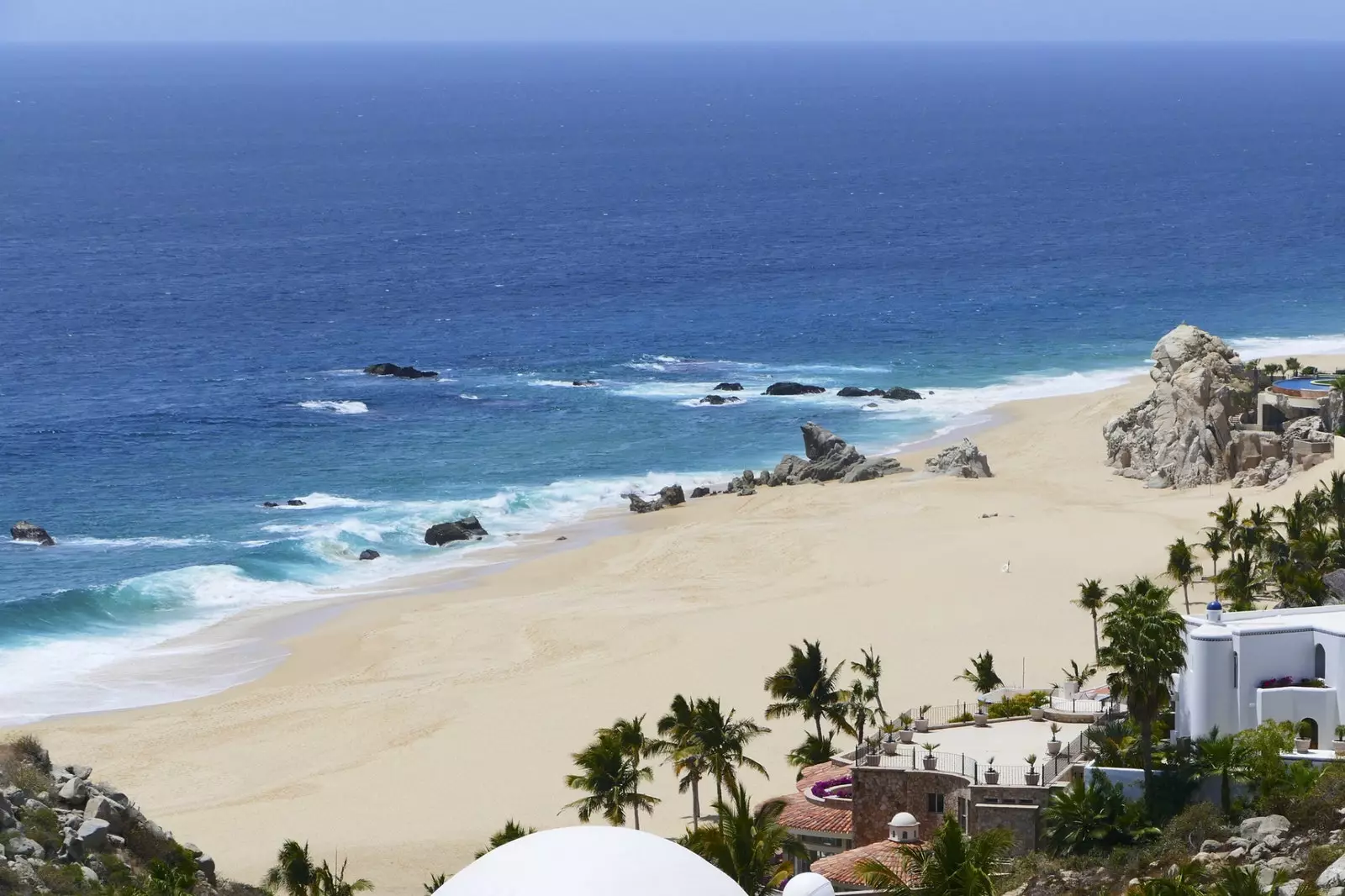 Cabo San Lucas, unde se termină Autostrada Federală 1, care se învecinează cu Pacificul și trece prin Marea Corts.