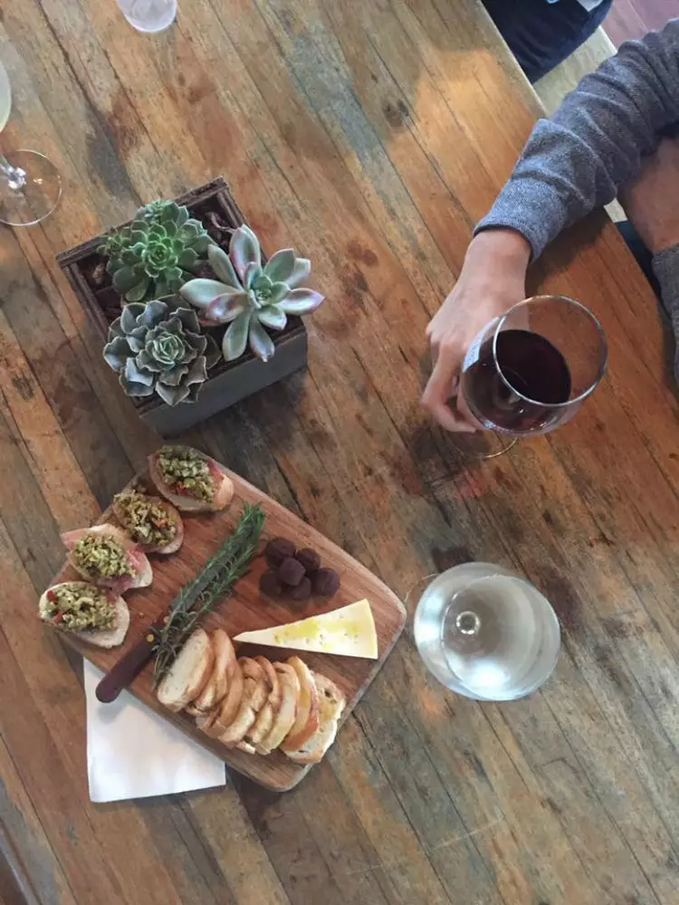 Degustação de vinhos na vinícola Las Nubes em Valle de Guadalupe, México.